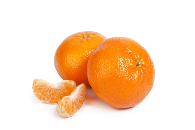 Mandarina aislado sobre fondo blanco.