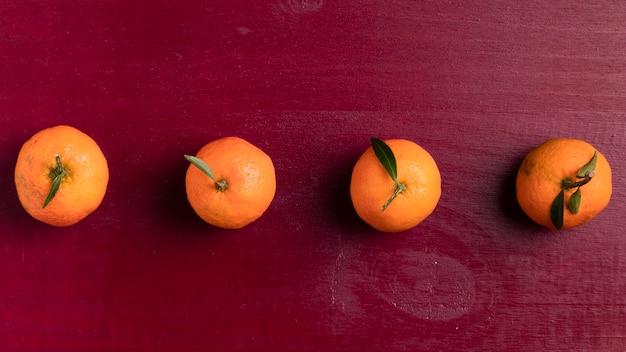 Mandarina dispuesta con fondo rojo para año nuevo chino