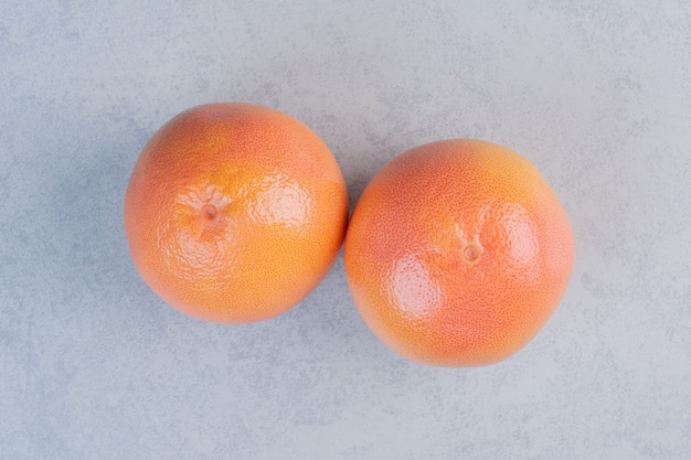 Mandarina o clementina aislado sobre fondo gris.