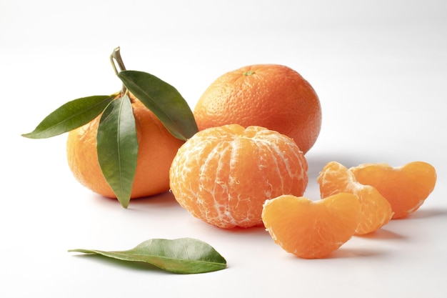 Mandarina pelada, cítricos sobre fondo blanco.
