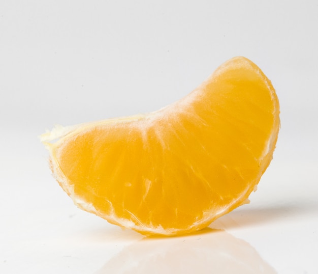 Mandarina sobre la mesa