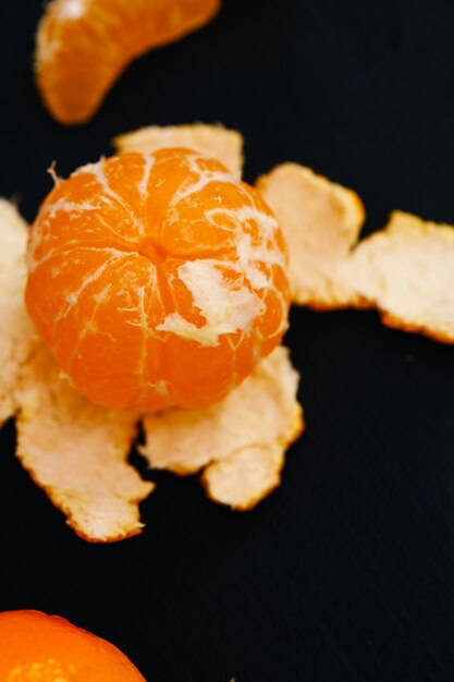 Mandarina sobre la mesa