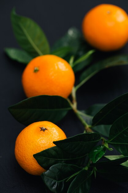 Mandarinas sobre la mesa