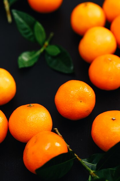 Mandarinas sobre la mesa