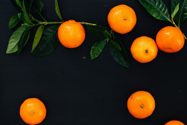 Mandarinas sobre la mesa