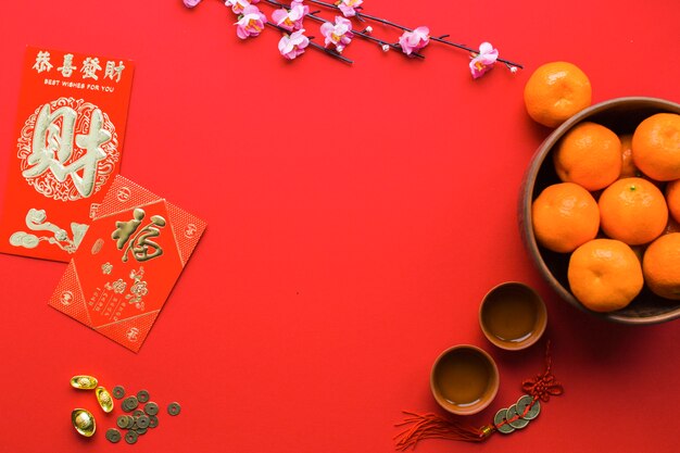 Mandarinas y tazas de té en rojo