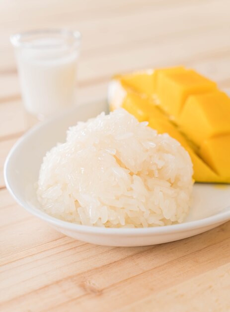 Mango con arroz pegajoso