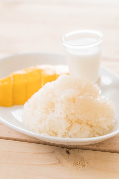 Mango con arroz pegajoso