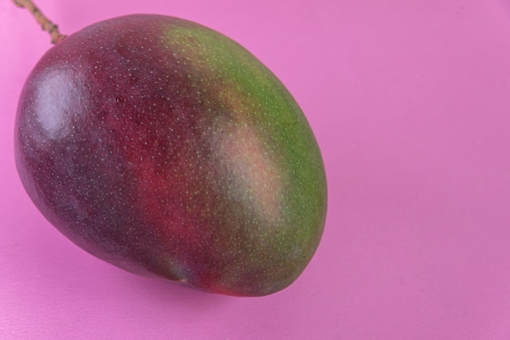 Foto gratuito mango en el fondo rosa