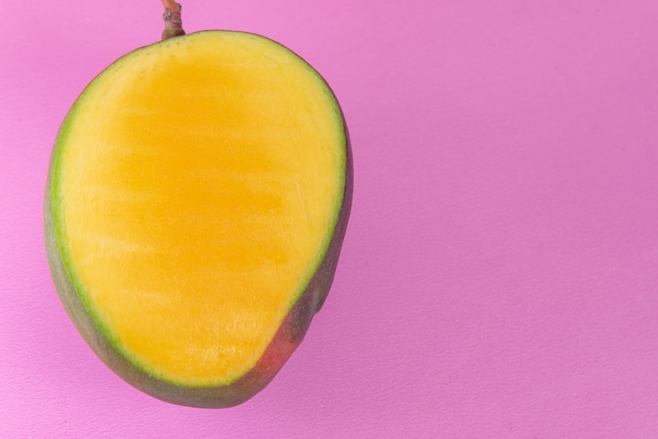 Foto gratuito mango en el fondo rosa