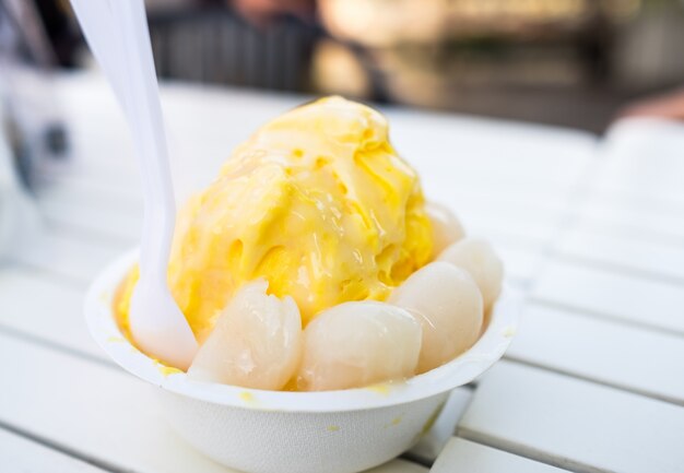 Mango de hielo Bingsu con lichi fresco, helado coreano famoso.