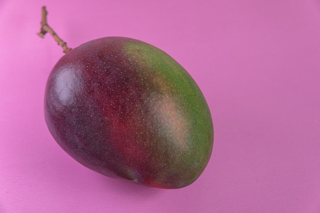 Mango en la superficie rosa