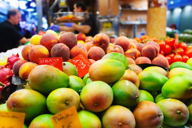 Mangos y otras frutas en el mostrador