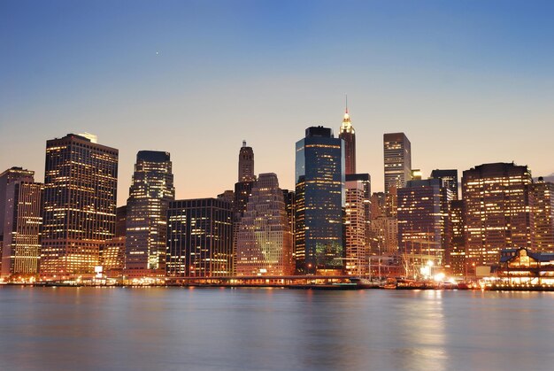 Manhattan en la ciudad de Nueva York al atardecer