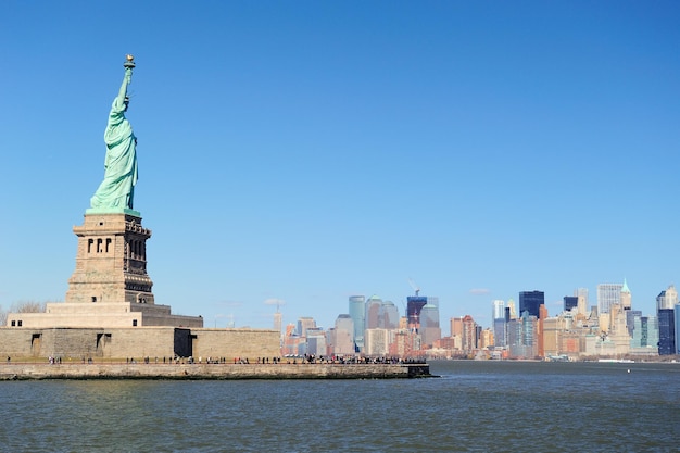 Foto gratuita manhattan de nueva york con la estatua de la libertad