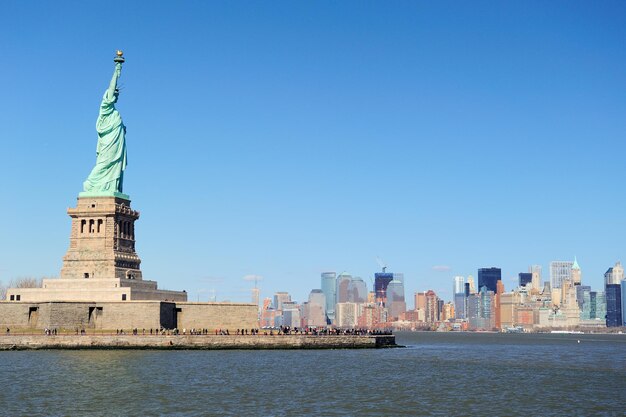 Manhattan de Nueva York con la estatua de la libertad