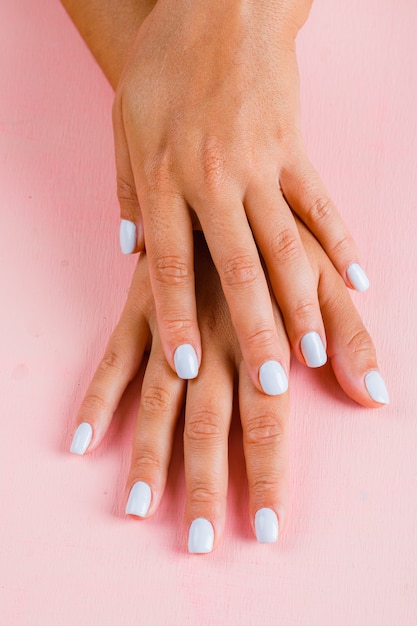 Manicura blanca femenina