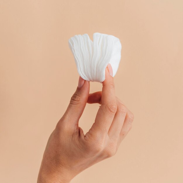 Manicura hermosa saludable con almohadillas de algodón