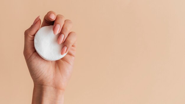 Manicura hermosa saludable con espacio de copia de almohadillas de algodón