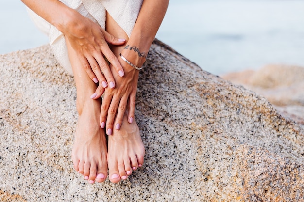 Foto gratuita manicura y pedicura de mujer bonita