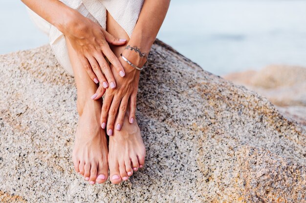 Manicura y pedicura de mujer bonita