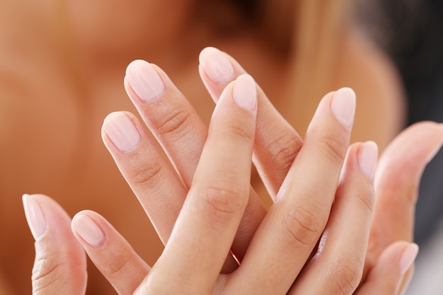 Manicura de uñas blanca, manos limpias