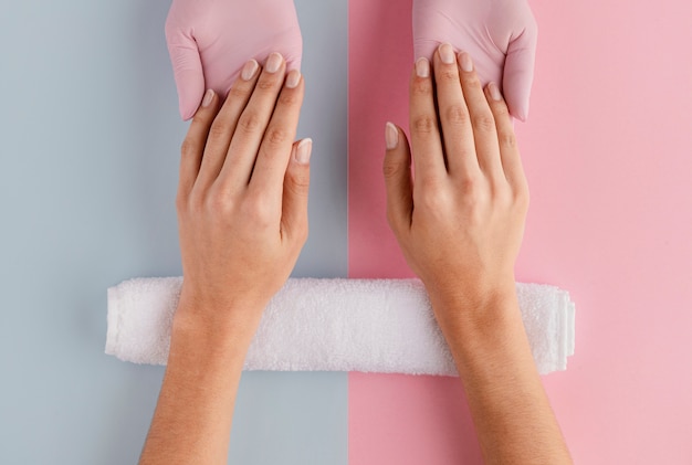 Manicurista de primer plano cogidos de la mano