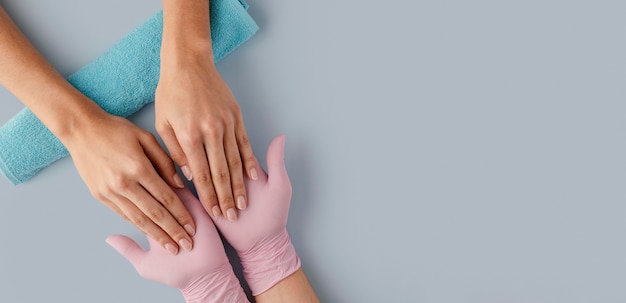 Manicurista de primer plano con guantes