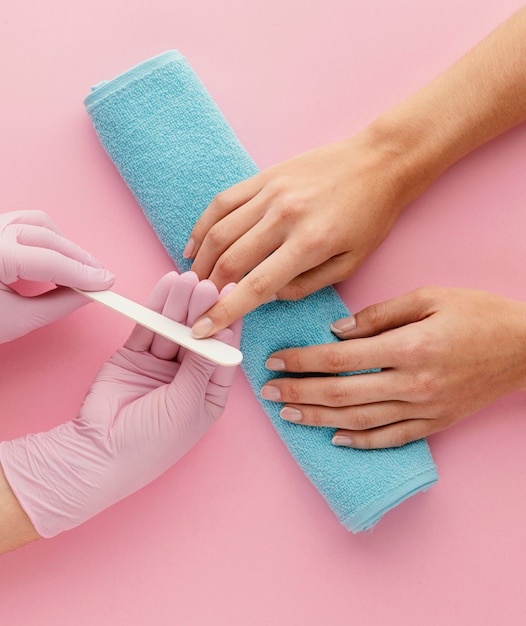 Manicurista de primer plano limas de uñas