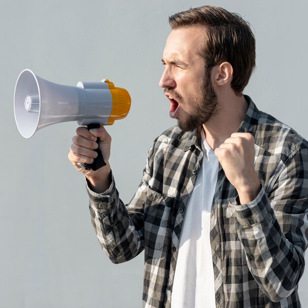 Manifestante con megáfono gritando