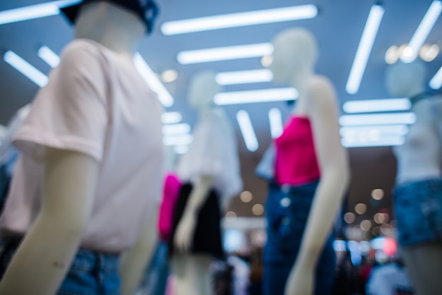 Maniquíes en ropa en la tienda