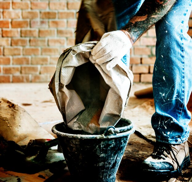 Manitas preparan el uso del cemento para la construcción.