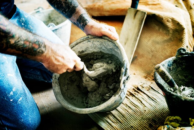 Manitas preparar el uso del cemento para la construcción