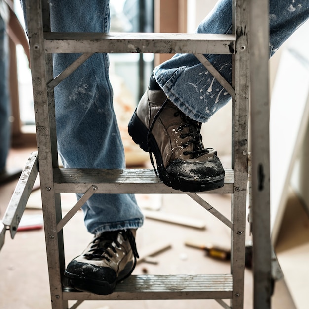 Foto gratuita manitas trabajando renovando herramientas de construcción