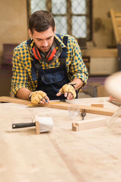 Foto gratuita manitas trabajando en el taller.