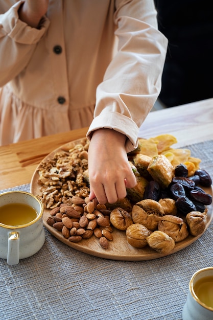 Mano de alto ángulo sosteniendo almendra