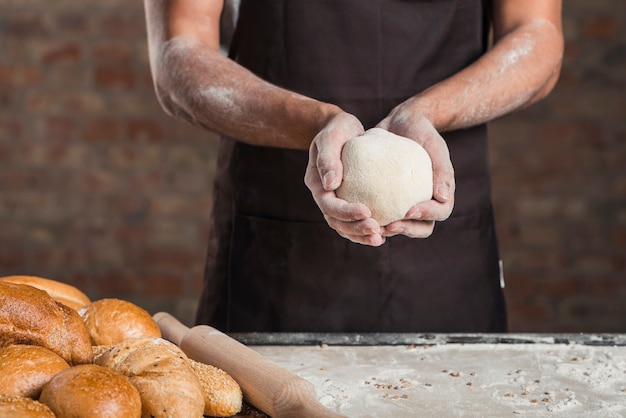 Mano de Baker sosteniendo la masa