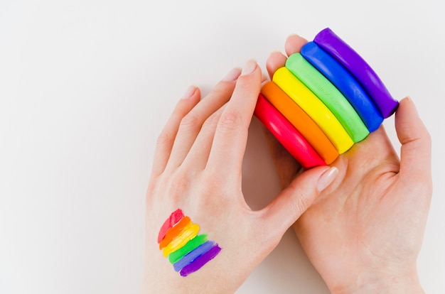 Foto gratuita mano con una bandera del orgullo lgbt pintada