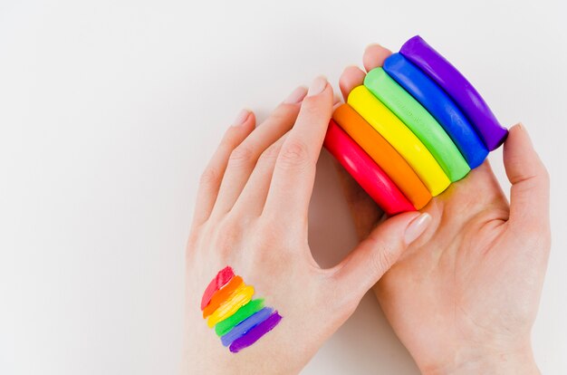 Mano con una bandera del orgullo lgbt pintada