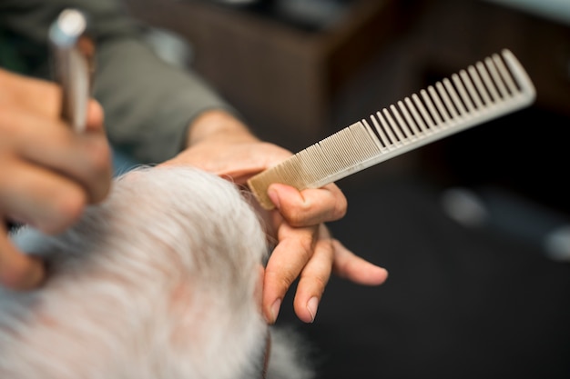 Mano de barbero con peine