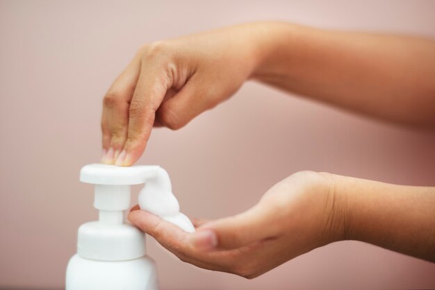 Mano de bombeo de jabón en espuma de una botella