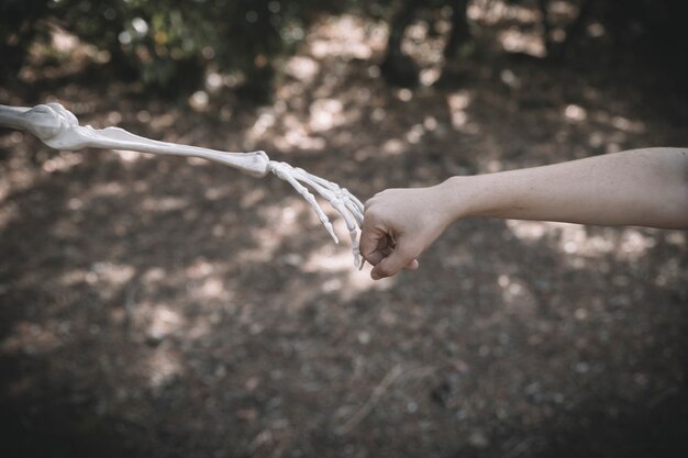 La mano de Bone conecta el puño humano