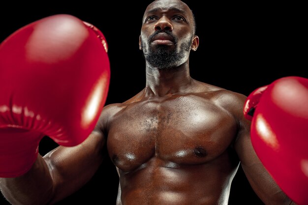 Mano de boxeador sobre negro. Concepto de fuerza, ataque y movimiento