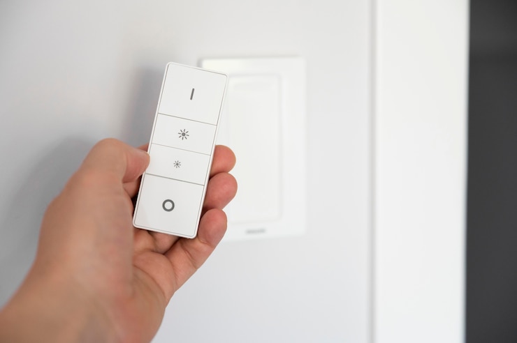 Foto gratuito la mano de cerca sosteniendo el control remoto