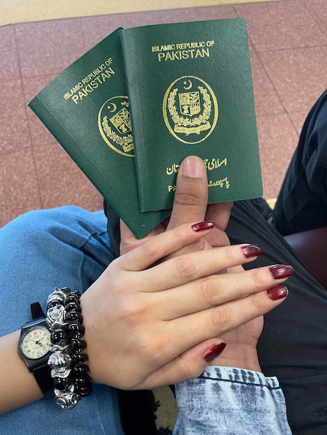 Foto gratuita mano de cerca sosteniendo el pasaporte de pakistán aislado en fondo blanco