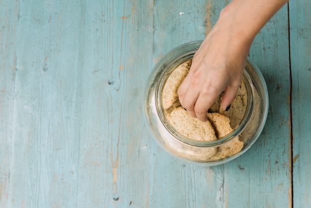 Foto gratuita mano cogiendo galleta