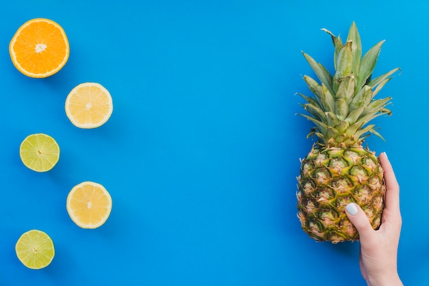 Foto gratuita mano colocando una piña en la composición