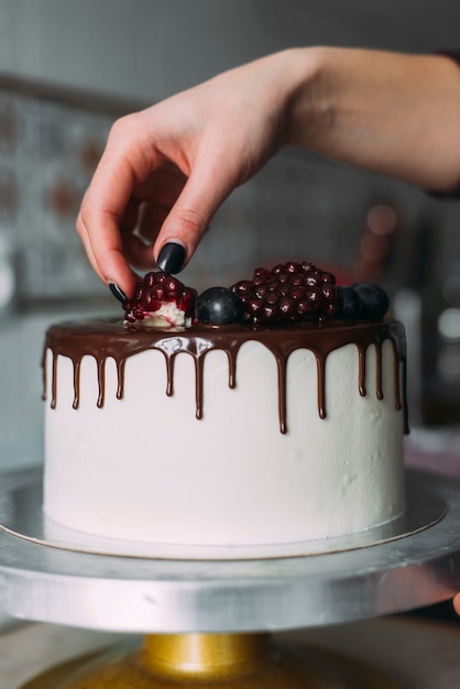 Foto gratuita mano de la cosecha que adorna la torta