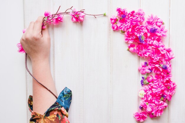 Mano de la cosecha que hace la composición de la flor