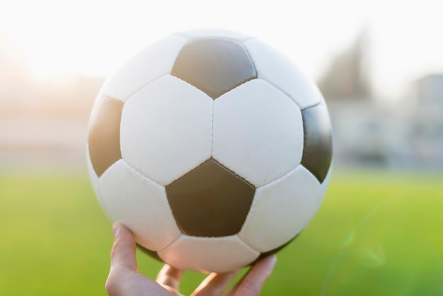 Mano de cultivo con balón de fútbol